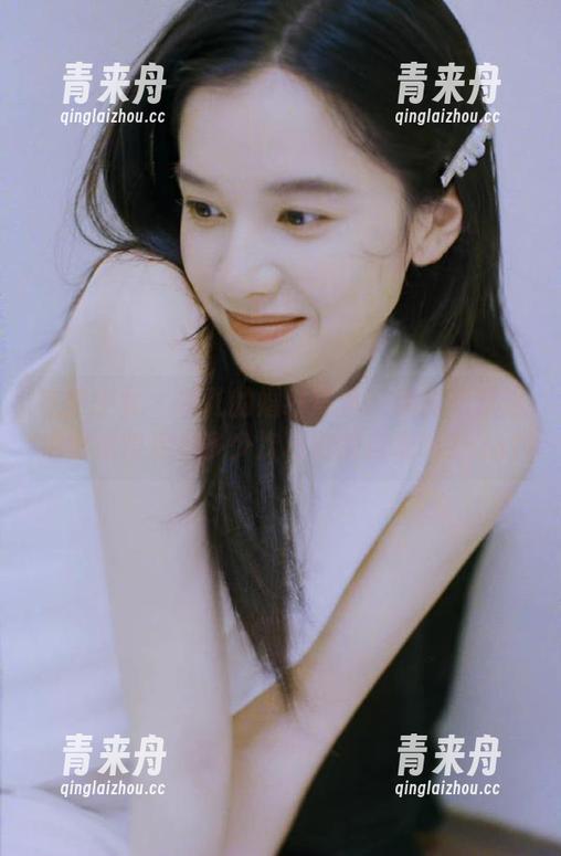 觅芙少女 - 倩儿的婚纱写真：你能想象这组壁纸背后有多少次巧妙的自嘲吗？.txt