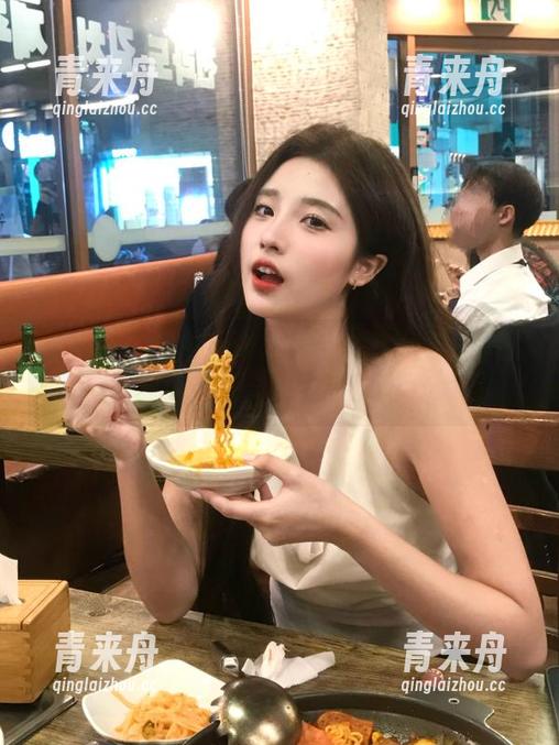 青豆客 - 绽放运动之美：小九Vin写真图片合集，感受力量与优雅.txt
