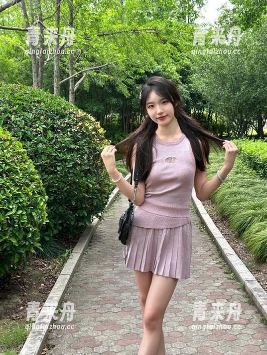 青豆客 - 时尚与梦想交汇：谭晓彤女孩最新图集更新，快来感受她的艺术灵感！.txt