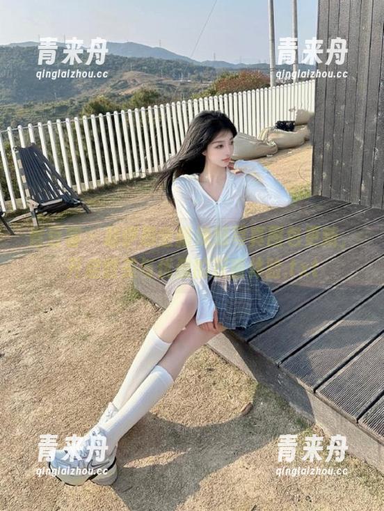 青豆客 - 赵伊彤全新妹妹写真图包更新，开启甜美与优雅的双重体验.txt