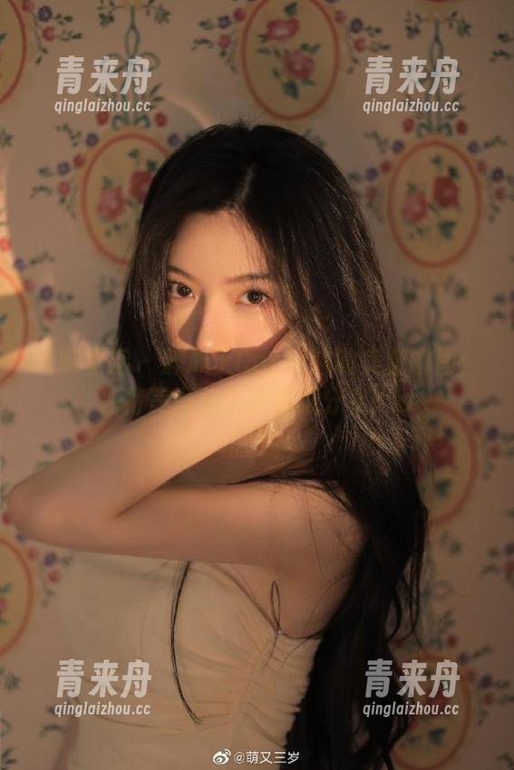 顽味生活 - 醉心于Carol酱的美脚瞬间：独特美图与高清壁纸分享.txt