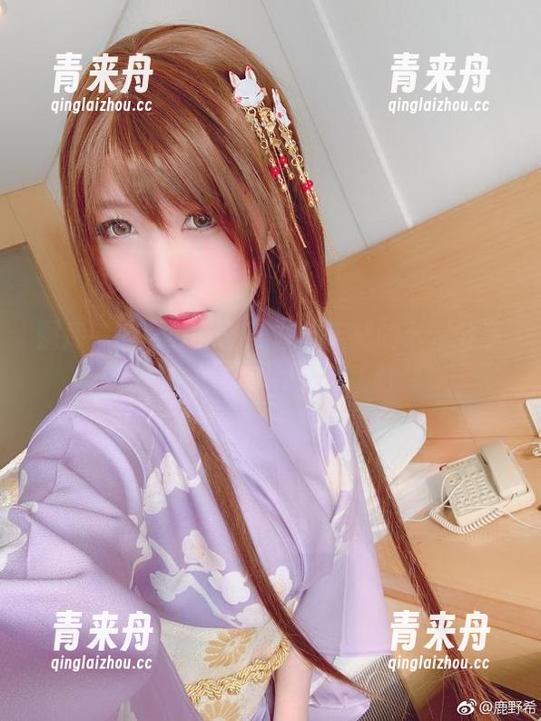 图库中的鹿野希：孔雀服定制的艺术分享，尽显优雅与风采.txt